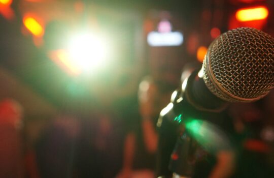 間食をしたくなったら動画を開いてお笑いを見るべし