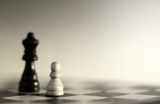 【教室内のダークな心理学】友だちをつくる裏技とは？