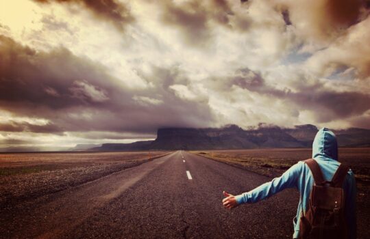 【旅行者向け】ヒッチハイクの成功率が跳ね上がる女性限定のテクニック