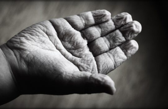 顔がシワシワの人必見。お金をかけずに若返る習慣