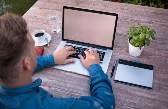 背筋を伸ばすだけで2週間で意思力がアップする！？