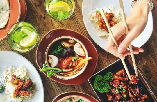 家族との食卓で子どもの学業成績がアップ！？話題に困らない3つの戦略