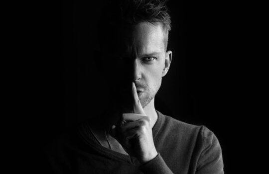 控えめな人ほど危険？「潜在型ナルシシズム」の23の特徴【ウェルズリー大学の研究】